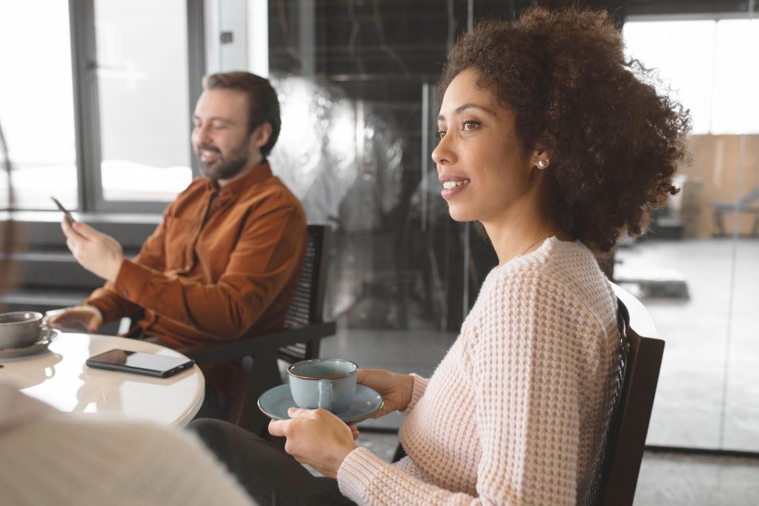 Équipe analysant des données financières pour optimiser la croissance