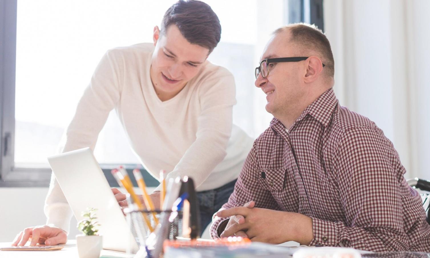 Environnement de travail moderne avec ordinateur portable et documents financiers pour illustrer nos formations pratiques en ligne