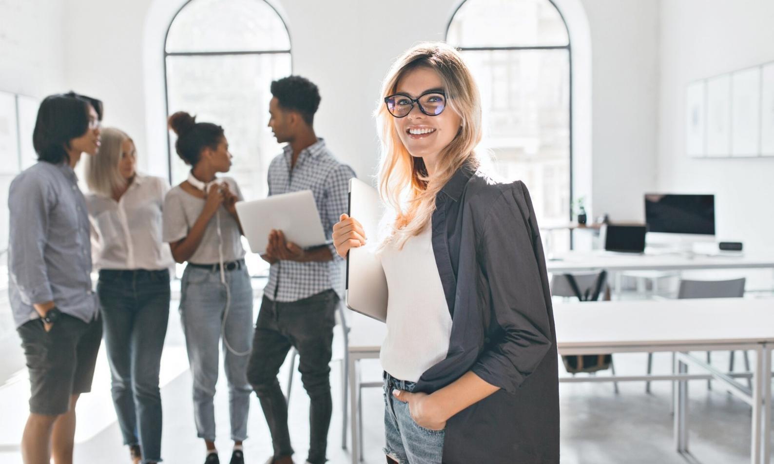 Session de formation en ligne avec des entrepreneurs participant activement à un webinaire sur les finances d'entreprise